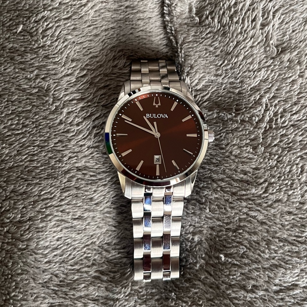 Bulova Men's Analogue
Ouartz Watch with Steel Strap. Rare Red champagne dial.
